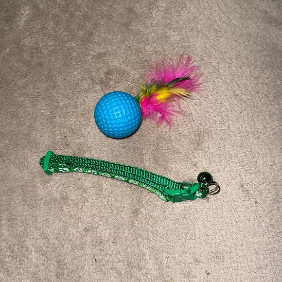 Cat green paw print adjustable collar with bonus feather ball toy New - Picture 1 of 3